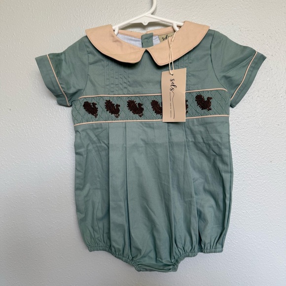 Southern Darlin Smocks Other - NWT Smocked Turkey Bubble Romper in Sage with Tan Collar
